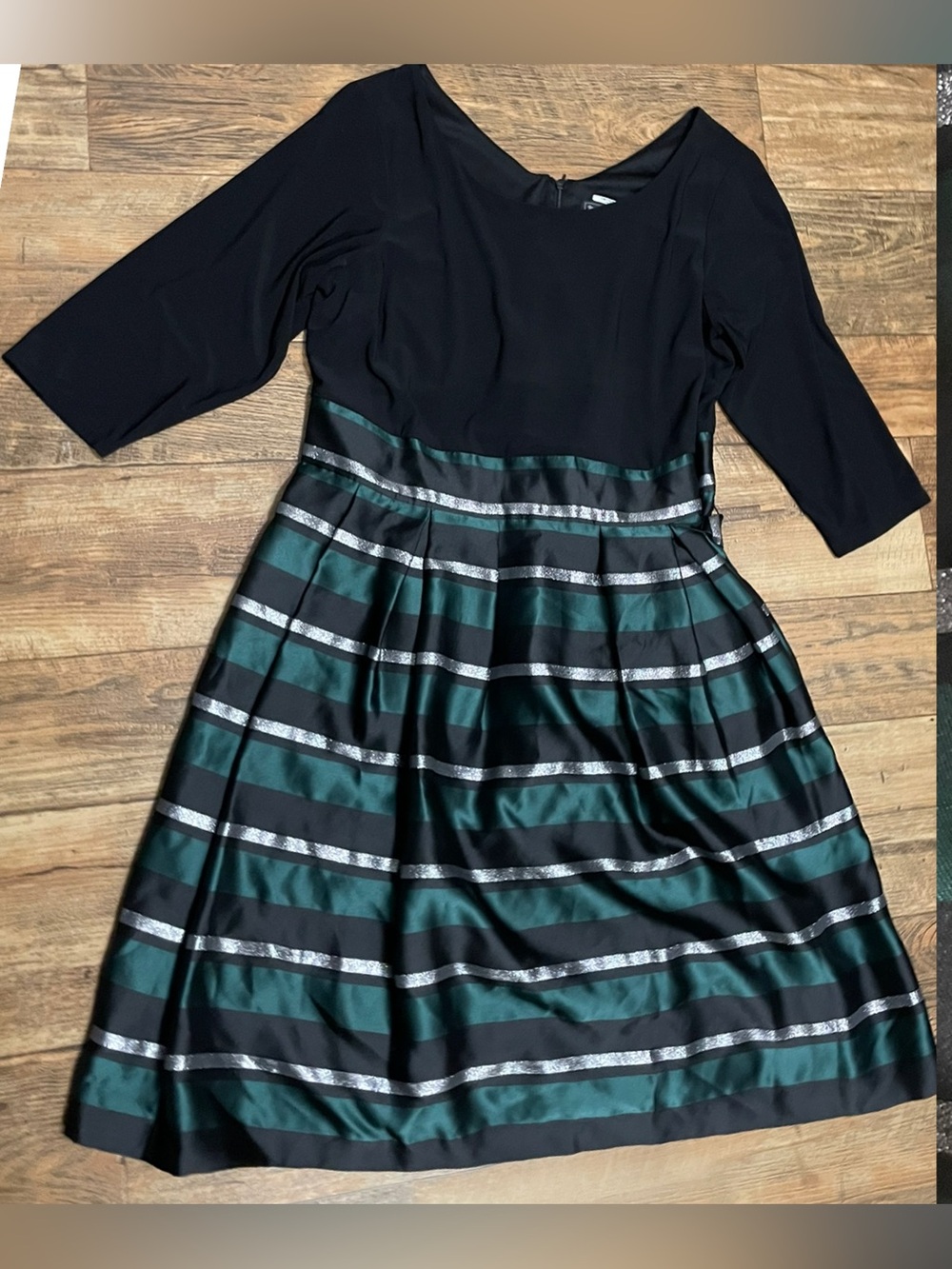 Jessica Howard sz 14 Woman green silver metallic festive dress , belt